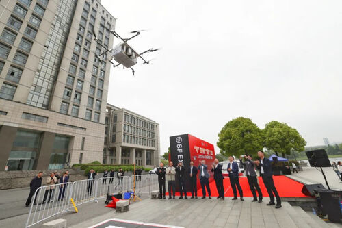 Laatste bedrijfsnieuws over Hier bouwen we de eerste 'drone delivery' demonstratie universiteit.