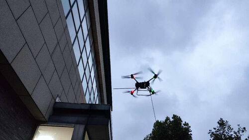 Laatste bedrijfsnieuws over Vergelijkende analyse van MYUAV FC30X-drones en traditionele handmatige reiniging van buitenmuren op grote hoogte
