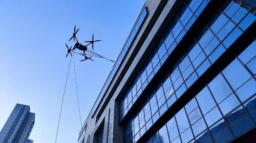 Laatste bedrijfsnieuws over Het eerste jaar van het schoonmaken van gebouwen met drones: MYUAV FC30X schoonmaakdrones