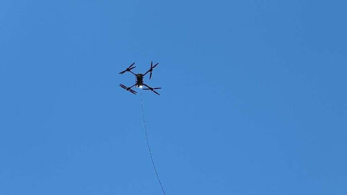Laatste bedrijfsnieuws over MYUAV FC30S Tethered Lighting Drone speelt een belangrijke rol in reddingsoperaties