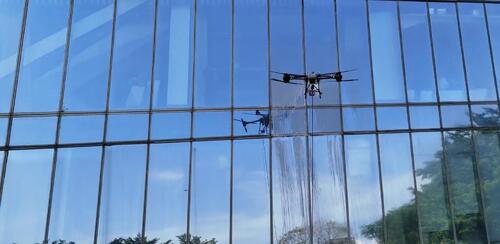 Laatste bedrijfsnieuws over MYUAV UAV praktische toepassing: efficiënte reiniging van de vliesgevel van het Shenzhen Hanjing-gebouw