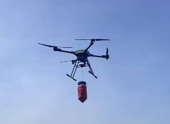 Laatste bedrijfsnieuws over Drone-gebonden brandweeremmer versus brandweerbommen: welke apparatuur is beter geschikt voor uw behoeften?