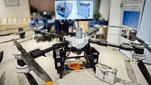 Laatste bedrijfsnieuws over Onverschrokken Vlammen: De Veiligheids-DNA van DJIs MYUAV FC100 Dual-Anchor Brandbestrijdingsdrone Ontcijferen