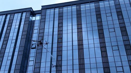 Laatste bedrijfsnieuws over MYUAV DJI FC30 dual-koord hogere-hoogte reinigings-UAV voltooide efficiënte en milieuvriendelijke gordijngevelreinigingsoperatie
