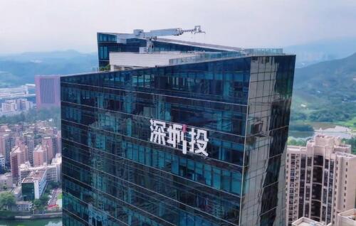 Laatste bedrijfsnieuws over Shenzhen Chengtou Toren krijgt een hightech make-over van MYUAV's dubbele-kabel reinigingsdrones