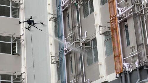Laatste bedrijfsnieuws over Zeg vaarwel tegen avonturen op grote hoogte! De MYUAV M400X drone met dubbele tether maakt buitenshuis waterstraaltesten veiliger en preciezer.