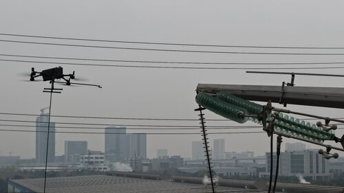 Laatste bedrijfsnieuws over Doorbraak in het reinigen van hoogspanningsisolatoren onder spanning! MYUAV-drones boeken succes in praktische toepassing