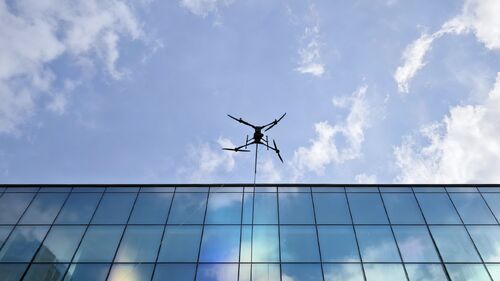 Laatste bedrijfsnieuws over Technologische Empowerment, Nieuwe Hoogtes in Veiligheid Bouwen: MYUAV's Data Helpt DJI M400 Reiniging op Grote Hoogte Mogelijk te Maken