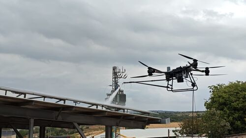 Laatste bedrijfsnieuws over MYUAV FC30 Dual Tethered schoonmaakdrone op grote hoogte voltooit het reinigingsproject voor PV-panelen in het Midden-Oosten