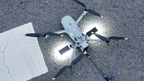 Laatste bedrijfsnieuws over Arrive Light, Illuminate Instantly | Field Application of the DJI M4 Tethered Lighting System